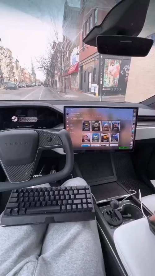 汽车秒变游戏舱！玩家用特斯拉玩《CSGO》