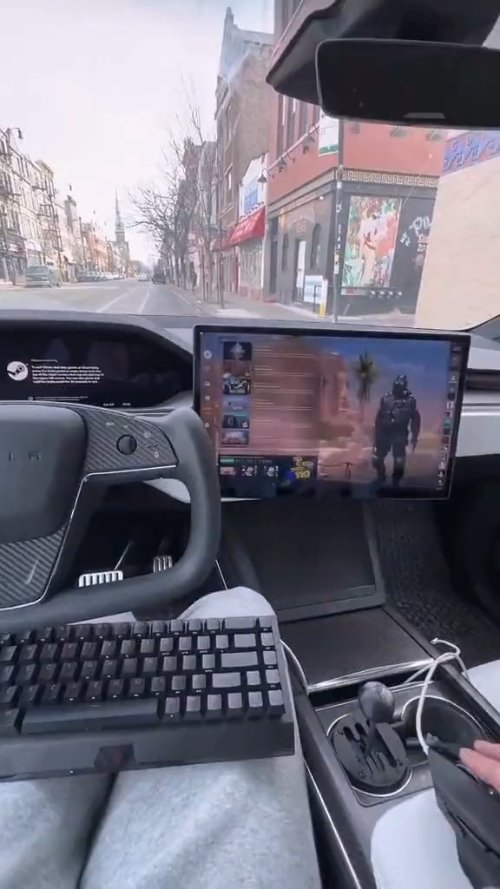 汽车秒变游戏舱！玩家用特斯拉玩《CSGO》