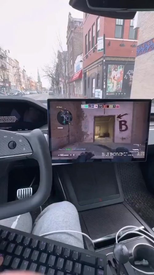 汽车秒变游戏舱！玩家用特斯拉玩《CSGO》