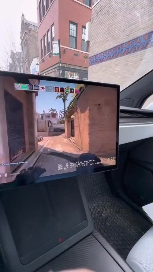 汽车秒变游戏舱！玩家用特斯拉玩《CSGO》