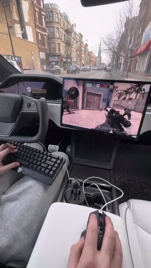 汽车秒变游戏舱！玩家用特斯拉玩《CSGO》