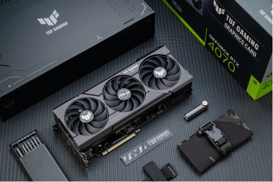 华硕RTX 4070显卡霸”7“登场 高能品质尽显实力