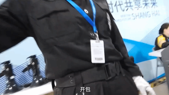 上海车展需开包查是否有横幅：避免