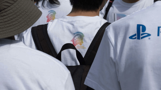支持LGBT群体！小岛工作室晒彩虹旗Logo T恤