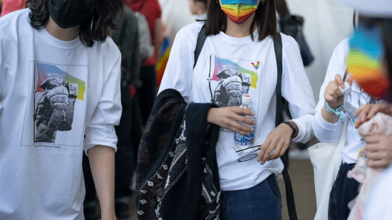 支持LGBT群体！小岛工作室晒彩虹旗Logo T恤