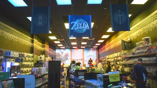 林克雕像超帅！国外线下游戏店全是《塞尔达传说：王国之泪》的宣传