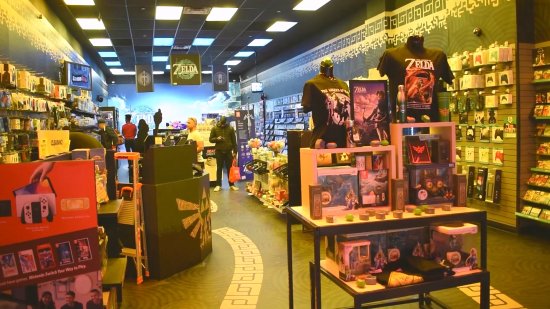林克雕像超帅！国外线下游戏店全是《塞尔达传说：王国之泪》的宣传
