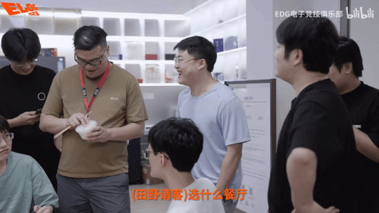 EDG官方发Uzi入队Vlog：神与Mekio组“野狗组合”
