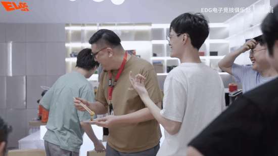 EDG官方发Uzi入队Vlog：神与Mekio组“野狗组合”