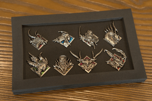 《FF16》典藏版开箱 炫酷召唤兽模型 浮雕胸章
