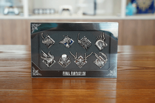 《FF16》典藏版开箱 炫酷召唤兽模型 浮雕胸章