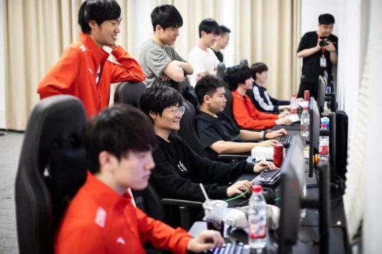 Uzi担任亚运《LOL》国家队教练 为集训队指导下路