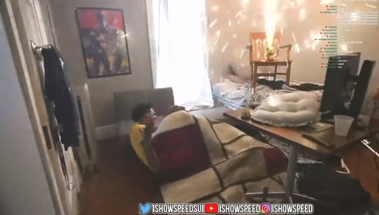 甲亢哥在房间里放烟花引网友不满：带坏小孩